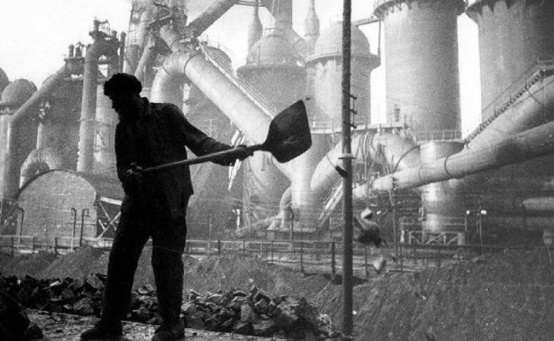 Les travailleurs bâtissent le monde. Le monde est à eux !